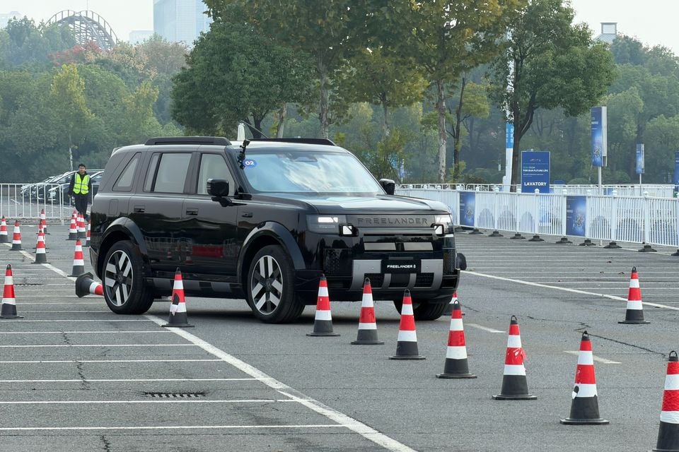 Black Freelander 8 on the cone course, viewed from the front left