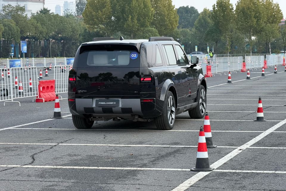 Black Freelander 8 heading away along the cone course