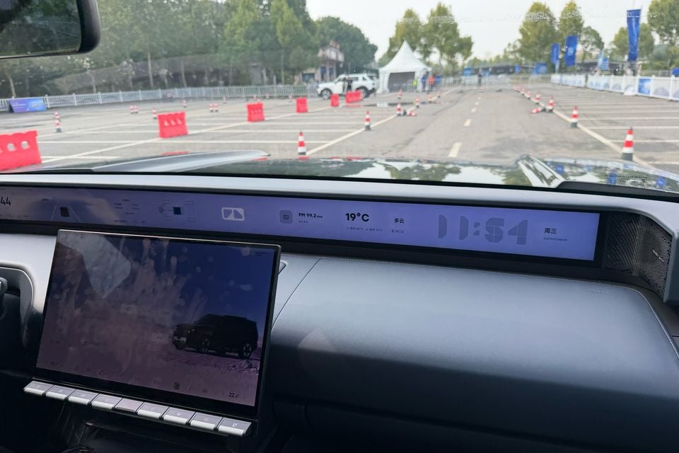 Wide dashboard display and central touchscreen in a dark-trimmed Freelander 8