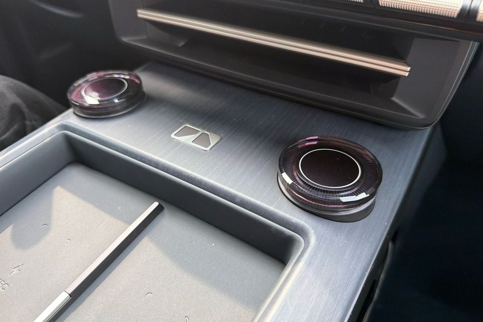 Rotary controls and storage tray in a dark-trimmed Freelander 8 centre console