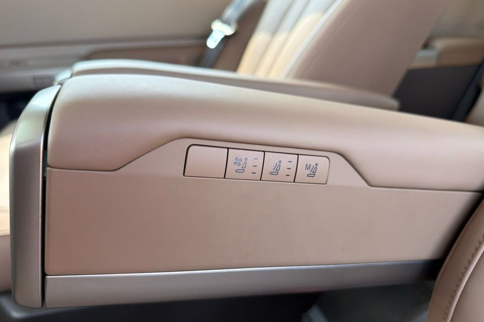 Buttons on a Freelander 8 second-row seat armrest