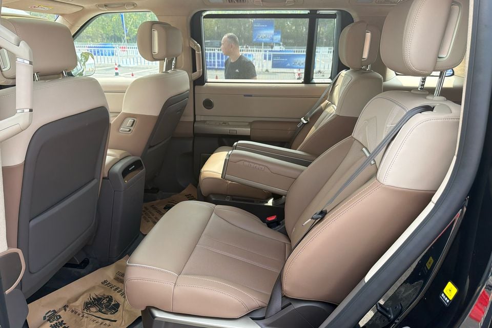 Freelander 8 second-row individual seats viewed through the open rear door
