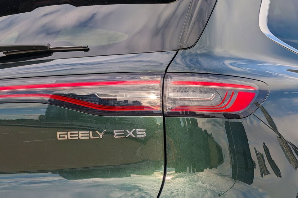 Close-up of the rear tail light and badging on a Geely EX5 SUV