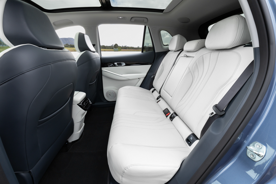 Rear seats of the 2027 Geely Starray EM-i Inspire, trimmed in white leather with dark front seatbacks and a panoramic sunroof above