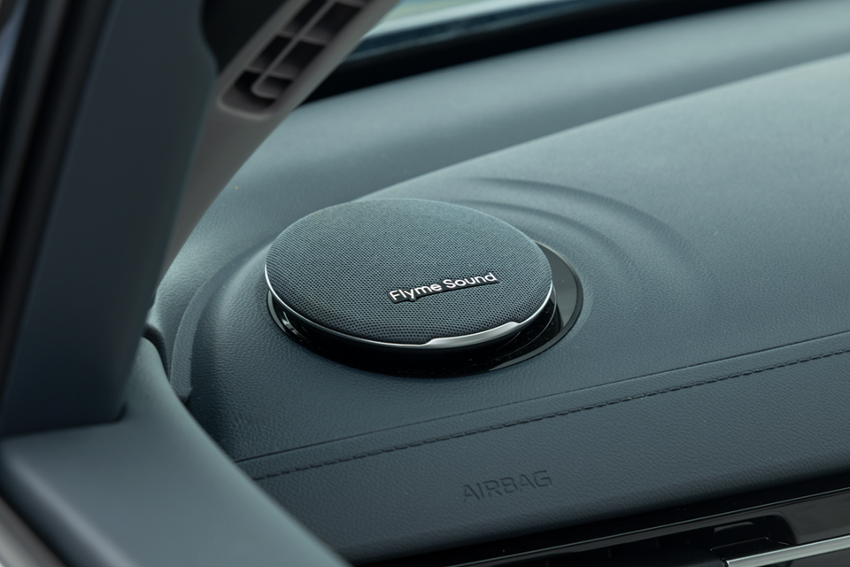 Flyme Sound speaker mounted on top of the passenger-side dashboard of the 2027 Geely Starray EM-i Inspire, above the airbag marking