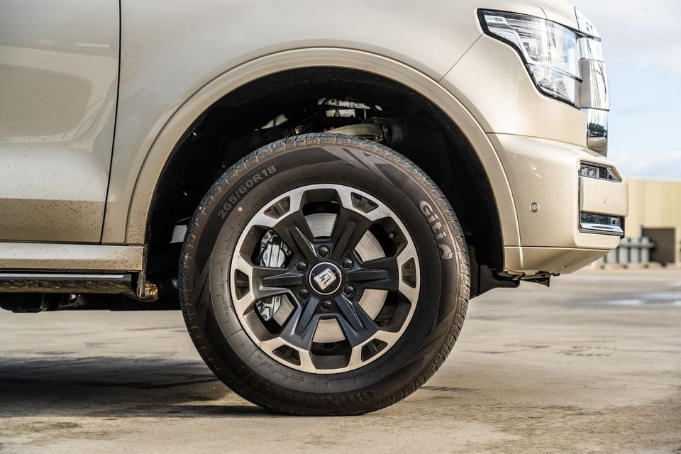 Close-up of a front wheel on a GWM Tank 500 Ultra PHEV, showing a 265/60R18 Gitia tyre on a dark multi-spoke alloy wheel