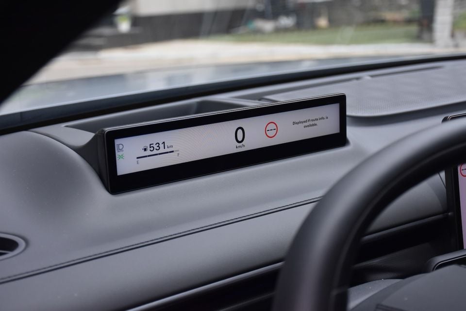 The digital instrument cluster display of a 2027 Hyundai Grandeur showing a speedometer reading 0 km/h and 531 km of fuel range on the dashboard.