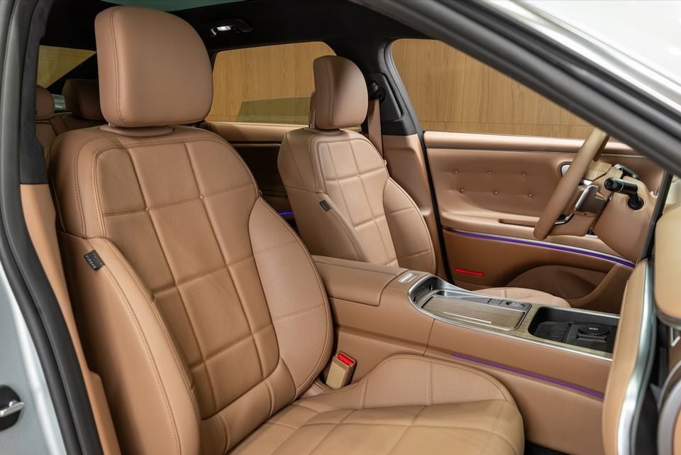 Tan leather interior of the 2027 Hyundai Grandeur Pleos showing front seats, centre console and ambient lighting