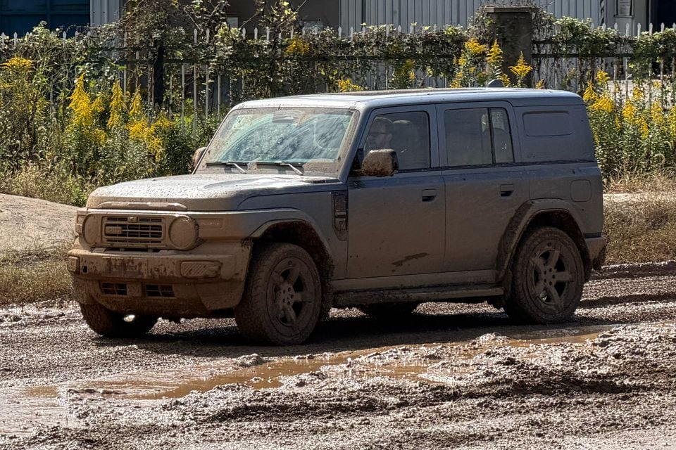 Overseas iCaur V25 test car: grey course front three quarter wide.