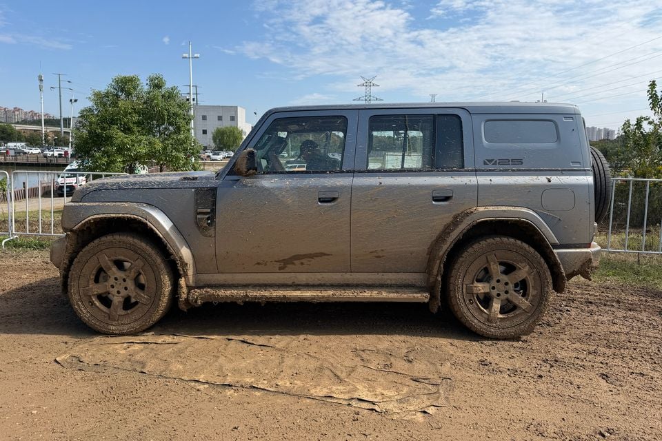 Carro de teste iCaur V25 no exterior: perfil lateral cinza.
