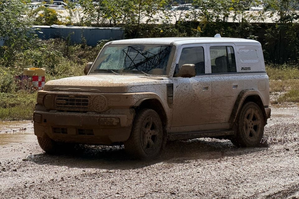 Overseas iCaur V25 test car: white front course approach.