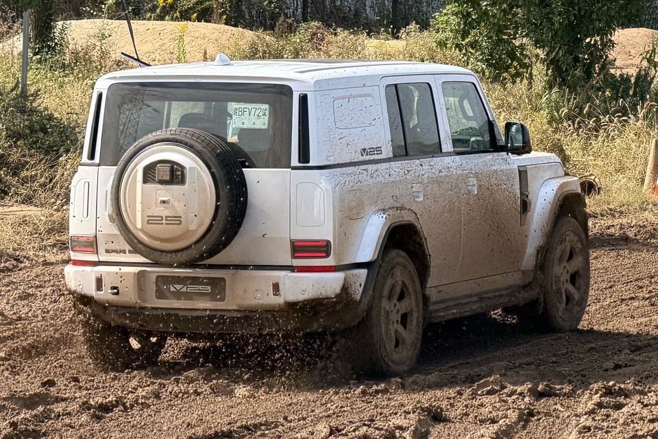 Overseas iCaur V25 test car: white rear course distant.