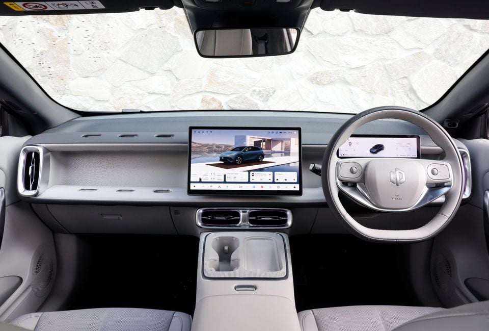 Dashboard of the 2027 Leapmotor B05 with a central touchscreen, digital driver display, steering wheel and light grey upholstery