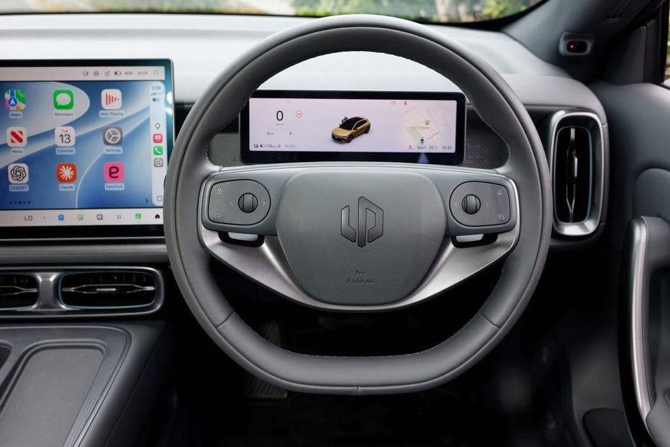 Steering wheel, digital driver display and touchscreen with Apple CarPlay inside the 2027 Leapmotor B05
