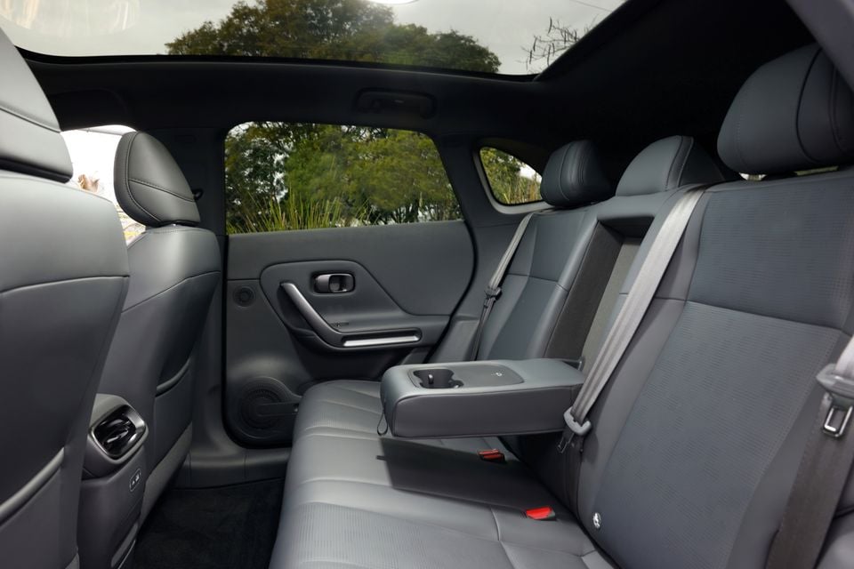 Rear seats of the 2027 Leapmotor B05 with grey upholstery, a fold-down centre armrest with cupholders and a panoramic glass roof