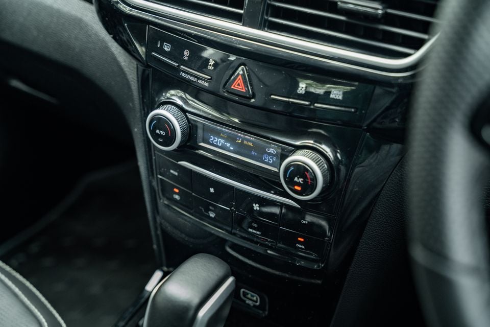Close-up of the dual-zone climate control panel inside a Mahindra XUV 3XO, showing temperature settings of 22.0°C and 19.5°C with auto and A/C controls
