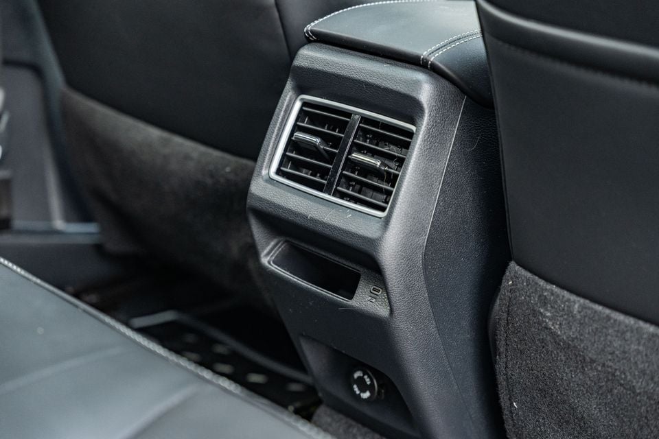 Rear air conditioning vents and USB charging port on the centre console of the Mahindra XUV 3XO