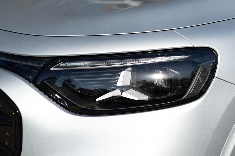 Close-up of the LED headlight with three-pointed star motifs on a silver 2027 Mercedes-Benz GLB 350 4Matic electric SUV