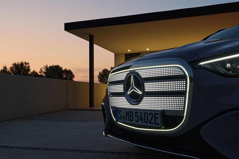 Close-up of the illuminated front grille and Mercedes-Benz star badge on a 2027 Mercedes-Benz GLC 400 Electric at dusk