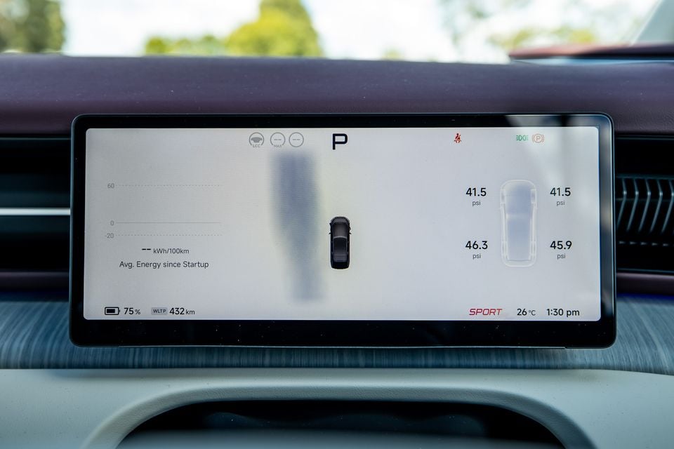 The central infotainment screen of an XPENG X9 displaying tyre pressure readings, battery charge at 75% with 432km WLTP range, Sport mode, and average energy consumption data.