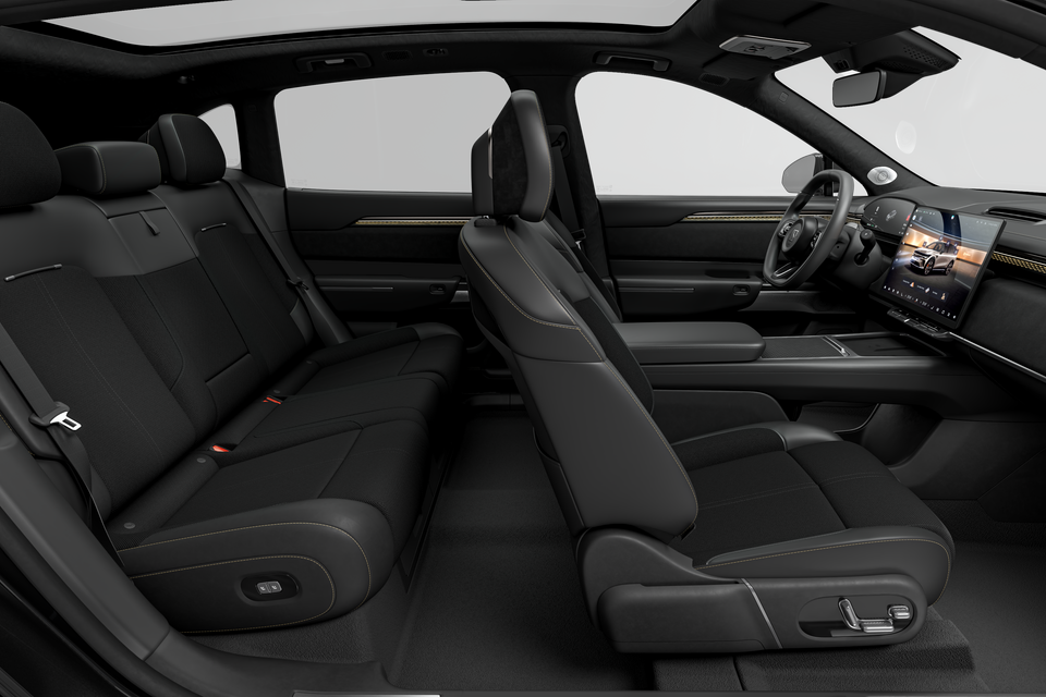 Bancos dianteiros e traseiros pretos do SUV elétrico Zeekr 7X 2027, com grande tela sensível ao toque e volante visível pela lateral aberta