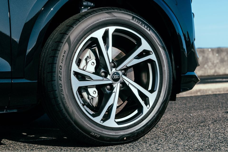 Close-up of a 20-inch Audi alloy wheel with Pirelli tyre on a dark blue Audi Q6 e-tron SUV