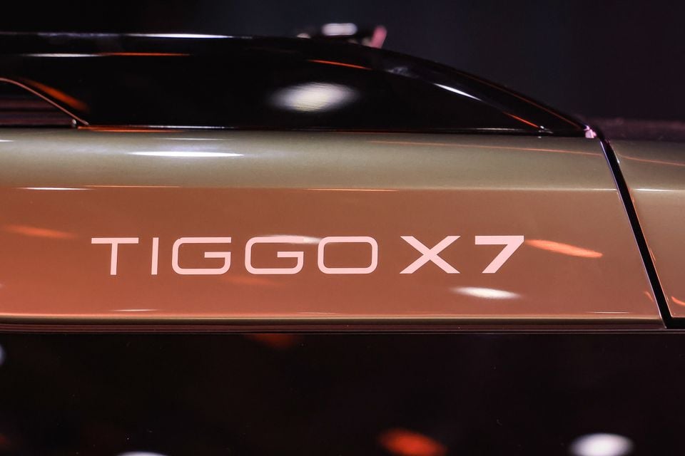 Close-up of the Tiggo X7 lettering on the side panel of a 2027 Chery Tiggo X7 with a dark glossy finish