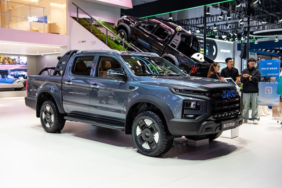 A grey JAC T9 PHEV dual-cab ute on display at the Chengdu Motor Show, seen from the front-side angle