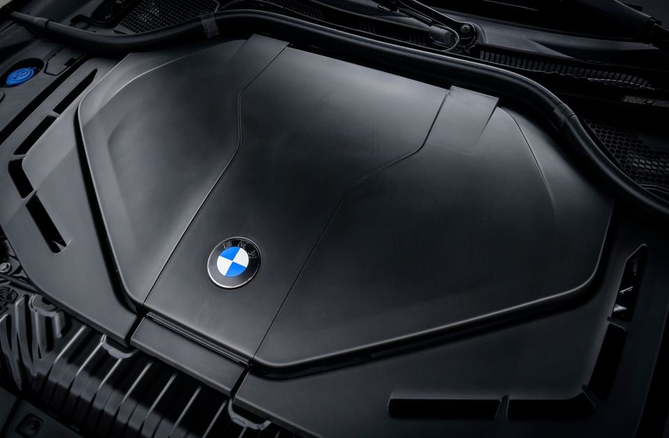 BMW X5 xDrive40i engine bay showing a black engine cover with the BMW roundel badge