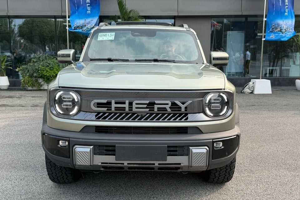 Front view of the Chery Stockman showing its round headlights and CHERY grille.