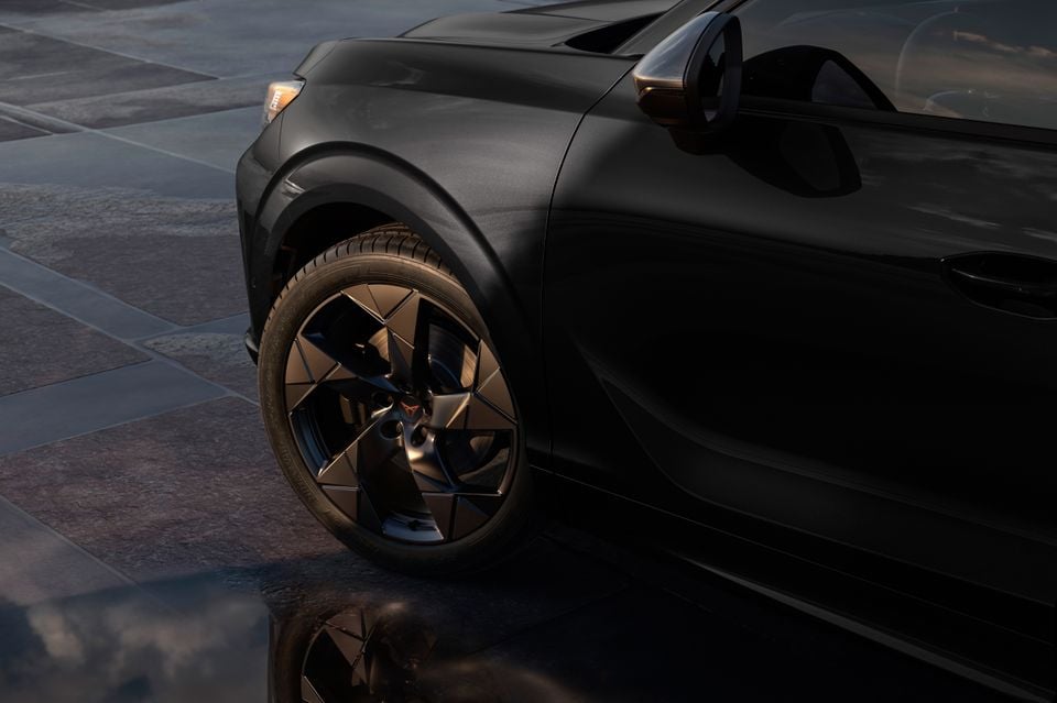 Close-up of the front wheel and side profile of a black Cupra Terramar VZ Tribe Edition SUV, featuring a dark multi-spoke alloy wheel.