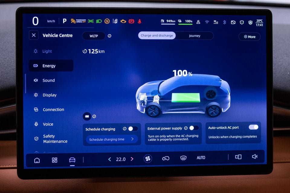Deepal S05 plug-in hybrid touchscreen showing the Vehicle Centre energy menu with 100 per cent battery charge and charging settings