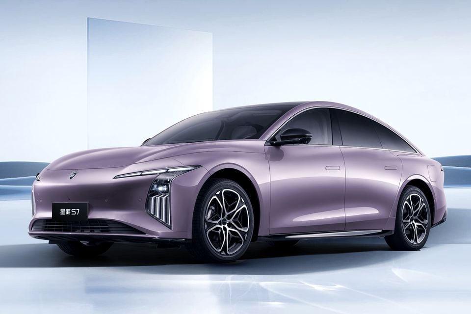 A pink-purple Dongfeng Forthing S7 sedan seen from the front-side in a studio setting