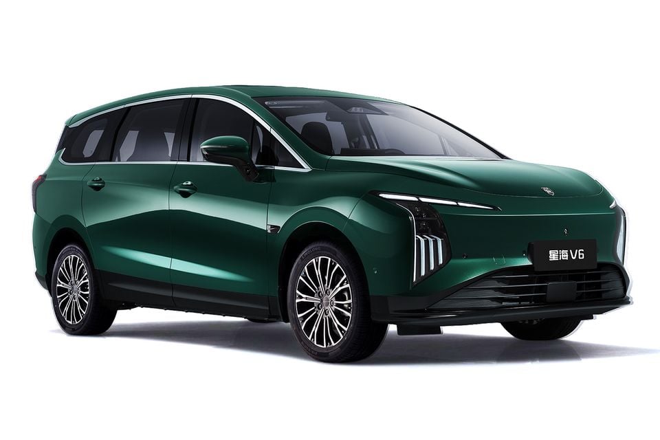 A green Dongfeng Forthing V6 MPV shown from the front three-quarter angle on a white background.