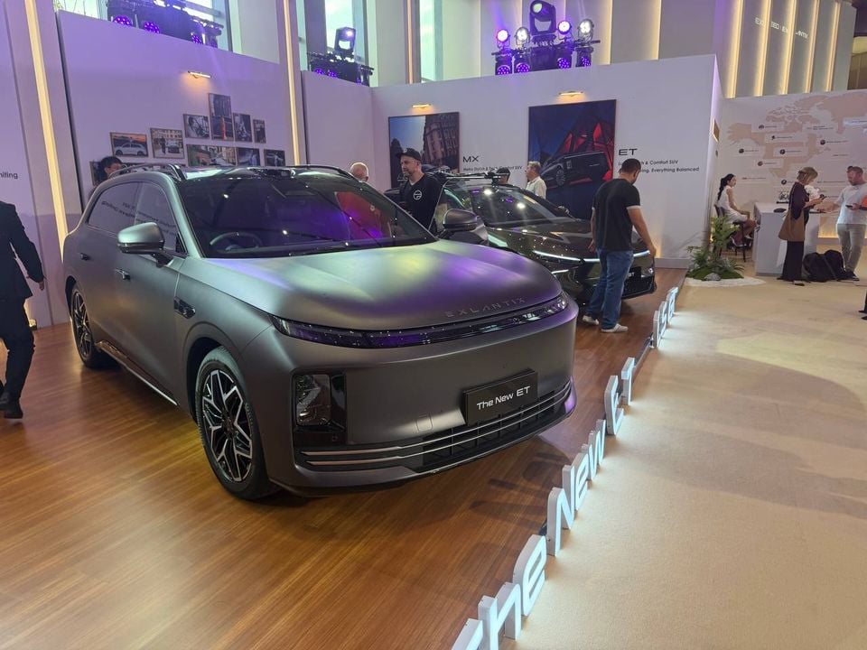 Silver Exlantix new ET SUV shown from the front three-quarter angle, with a green ES GT behind it at the Shanghai event.