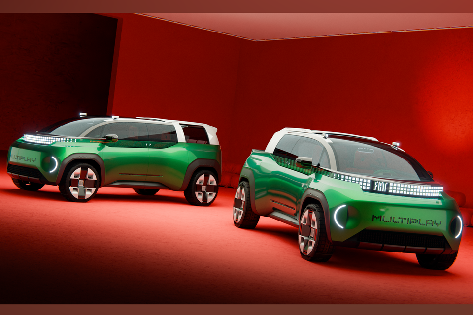 Dois SUVs conceito Fiat Multiplay verdes com teto branco e barras de luz iluminadas exibidos em um estúdio vermelho, vistos de frente