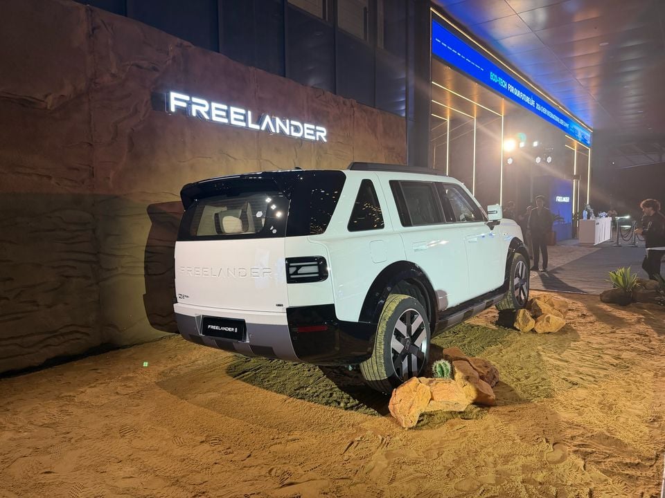 Visão traseira de três quartos do Freelander 8 branco exibido no evento da marca na China