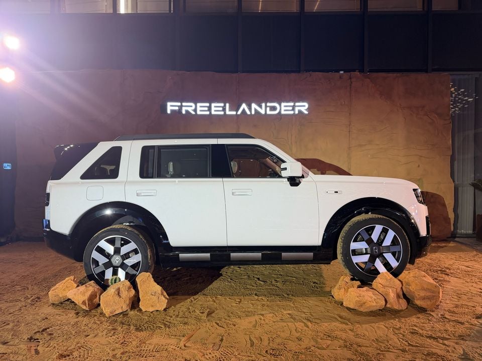 Perfil lateral do Freelander 8 branco exposto em evento da marca na China