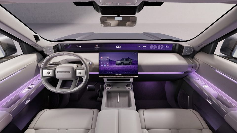Painel do Freelander 8 com volante à esquerda, display panorâmico e tela sensível ao toque central; Modelo do mercado chinês mostrado.