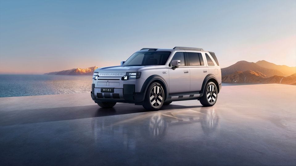 Silver Freelander 8 viewed from the front three-quarter angle beside a lake; Chinese-market model shown.