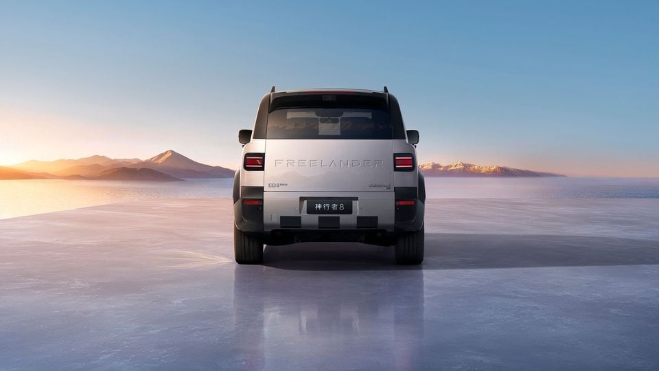 Vista traseira de um Freelander 8 prateado; Modelo do mercado chinês mostrado.