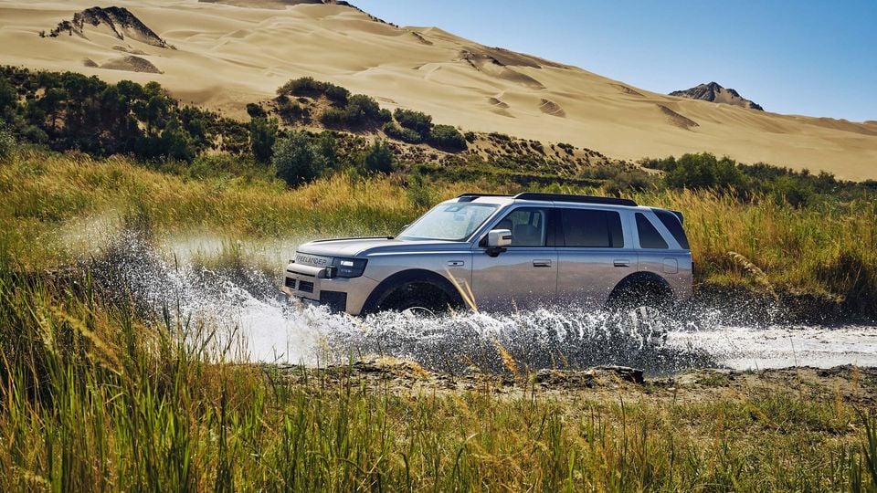 Freelander 8 dirigindo na água em imagem oficial do fabricante; Modelo do mercado chinês mostrado.