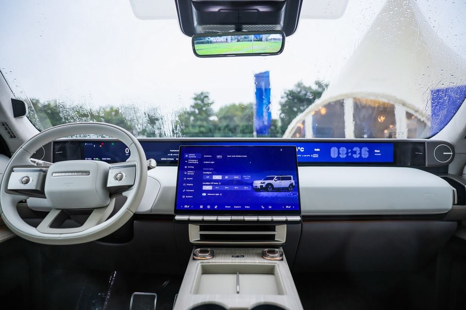 Left-hand-drive Freelander 8 dashboard, steering wheel and central touchscreen
