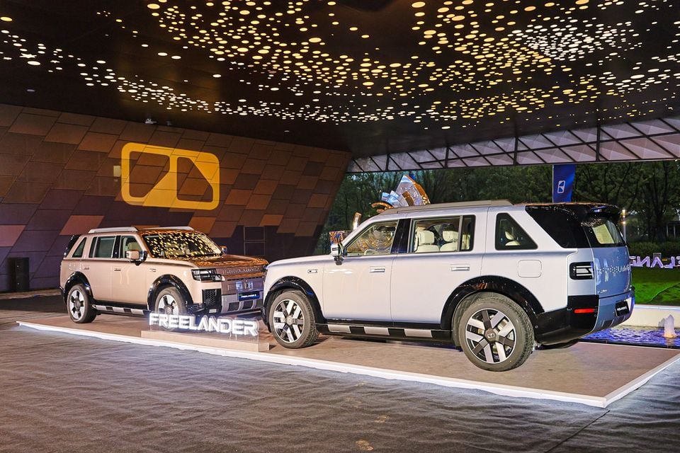 Dois SUVs Freelander 8 no display Nightfall, mostrando vistas frontal e traseira de três quartos.