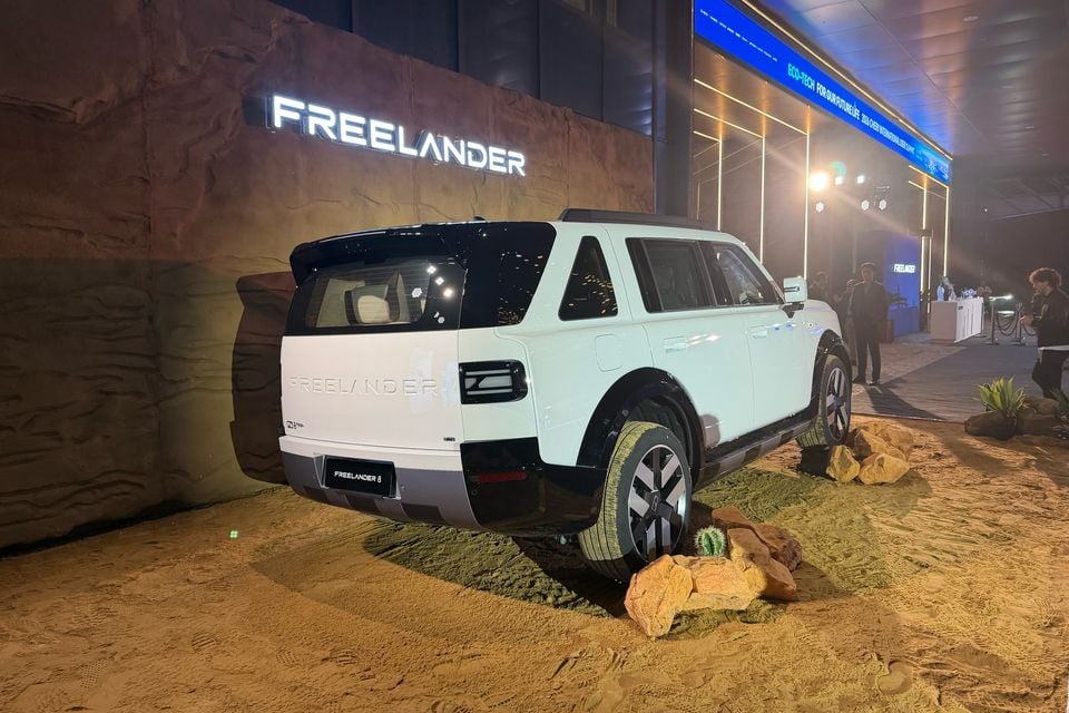 Rear three-quarter view of a white Freelander 8 SUV at the brand’s event in China