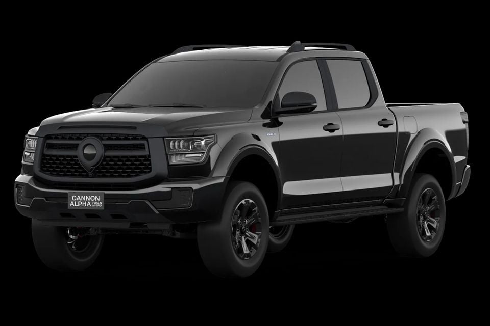 GWM Cannon Alpha Plug-in Hybrid dual-cab ute in black, seen from the front-side angle