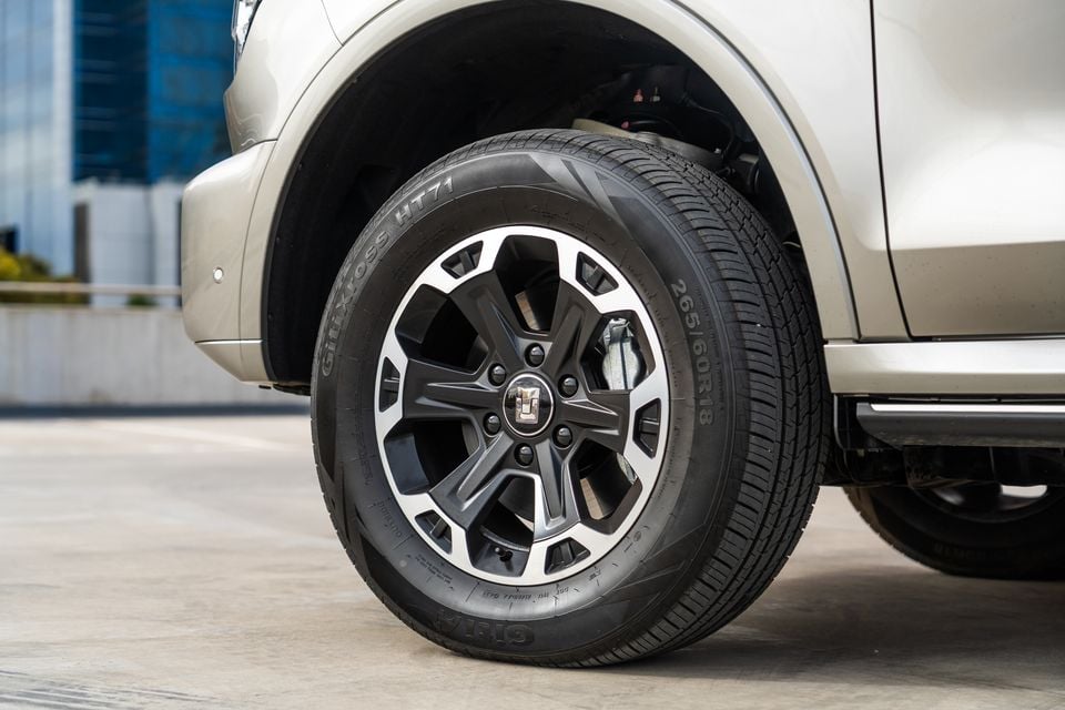 Close-up of a 18-inch alloy wheel with Giti Crosss HT71 265/60R18 tyre on a GWM Tank 500 Hi4-T PHEV SUV