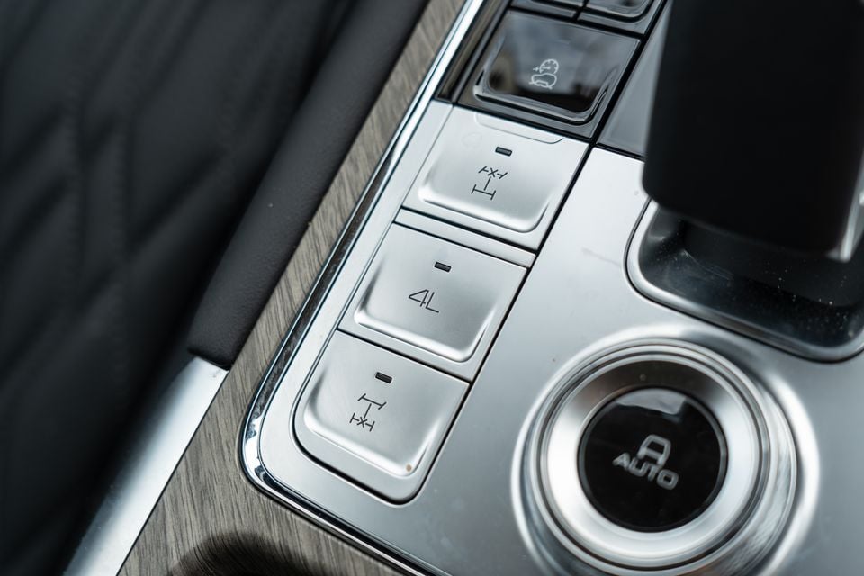 Close-up of the centre console 4WD drive mode selector buttons, including 4H and 4L settings, and an Auto start-stop button in a GWM Tank 500 PHEV