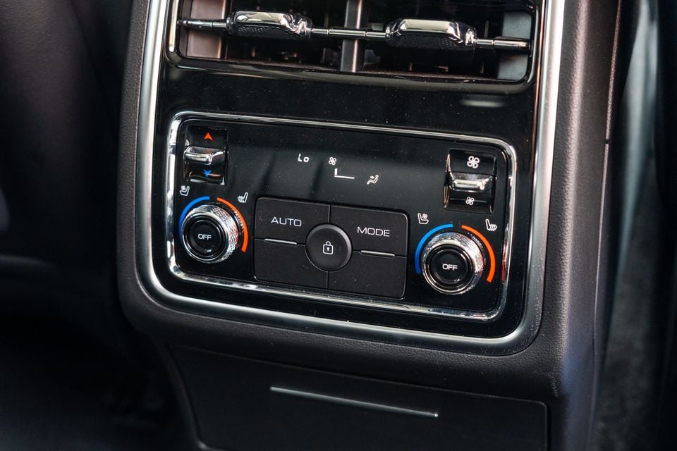 Rear climate control panel of a GWM Tank 500 Hi4-T PHEV, showing dual temperature dials with heated seat controls, AUTO and MODE buttons, and fan speed adjustments