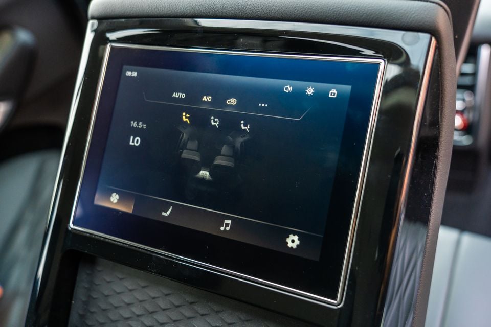 Rear climate control touchscreen display inside a GWM Tank 500 Hi4-T PHEV, showing temperature set to 16.5°C on low fan speed